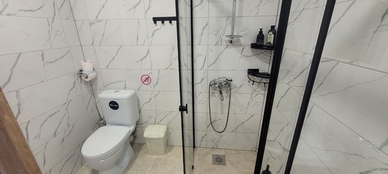 House 4 — Bathroom 2